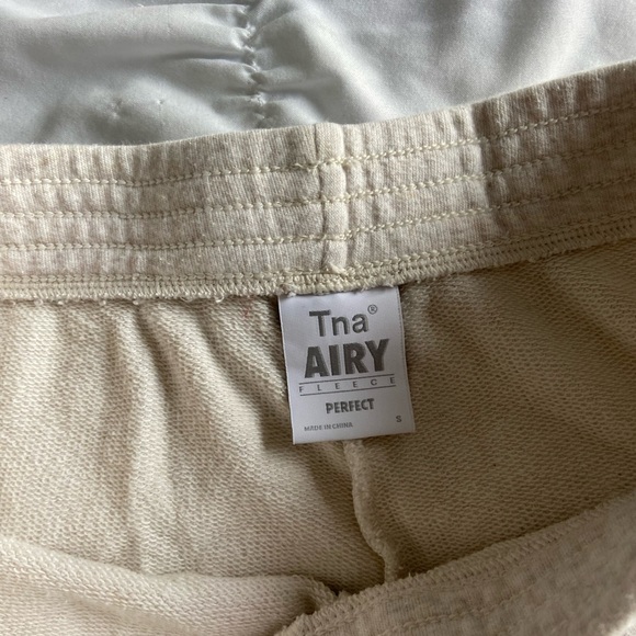 Tna Airy boyfriend sweat shorts - Picture 2 of 3